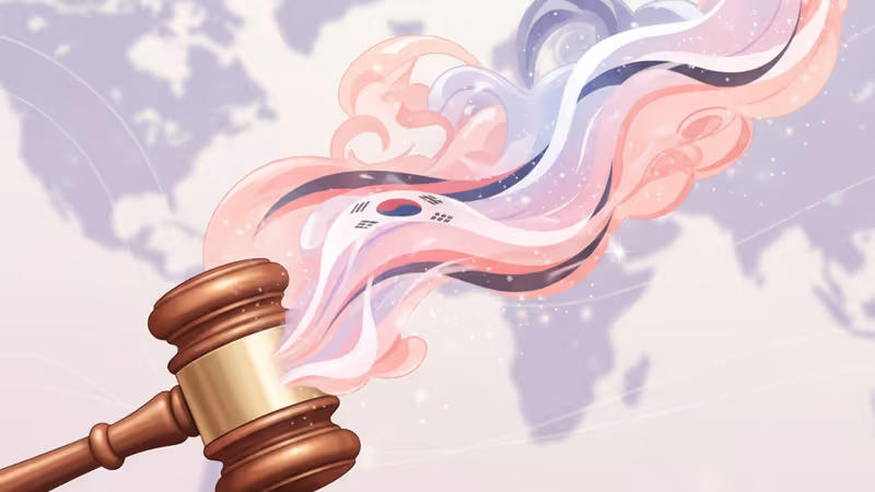 以燒毀的森林為背景的法官木槌