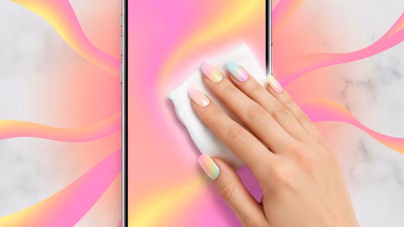 마이크로파이버 천으로 스마트폰을 닦고 있는 모습