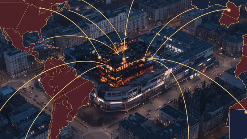 喀拉蚩購物中心冒出濃烈黑煙與正在滅火的消防員