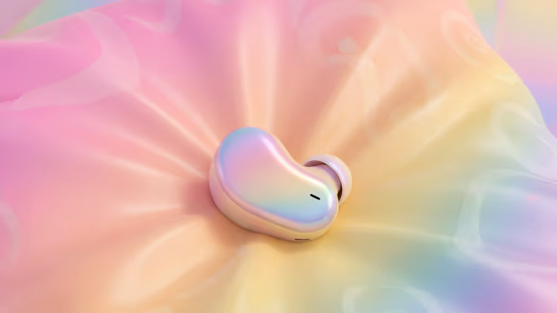 부드러운 베개 위에 놓인 슬림한 수면용 이어폰 전경