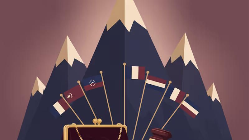 高級クラッチバッグと法廷文書が置かれた机のイメージ