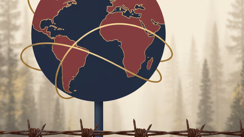 비무장지대(DMZ) 평화의 길 철책선과 안내 표지판 전경