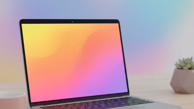 木製桌面上放置的MacBook Air與特價標籤