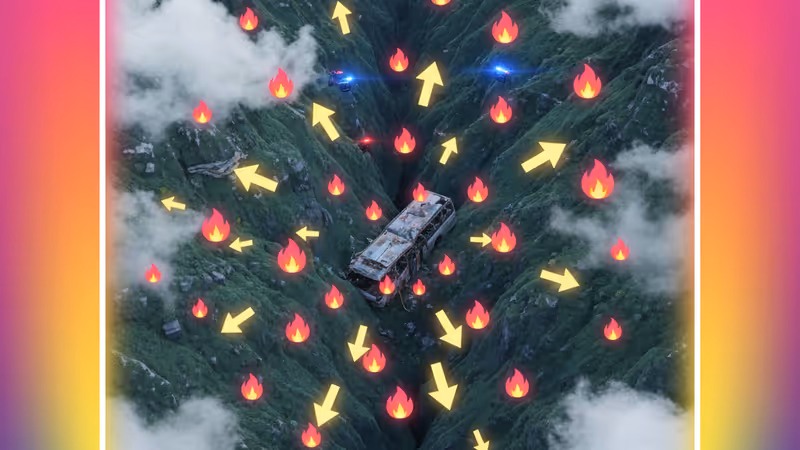 霧に包まれた谷底で救助作業が行われているグアテマラのバス事故現場