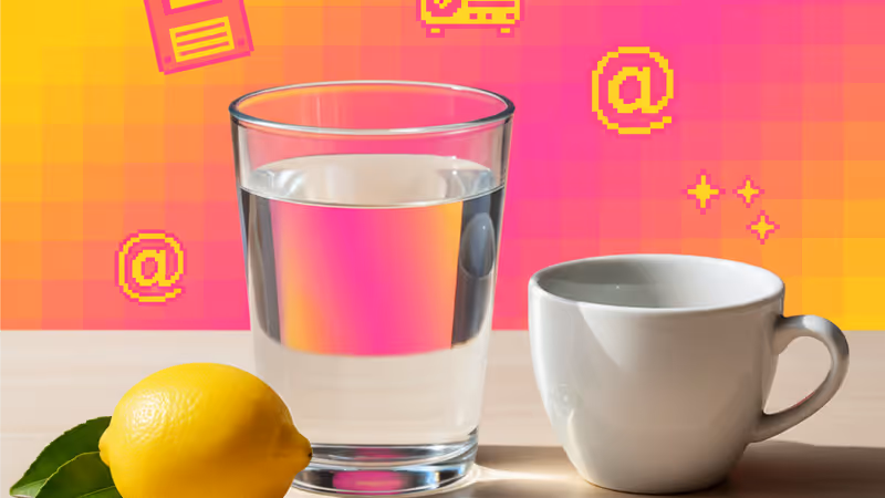 在簡約的桌面上，一杯清澈的水映照著晨光