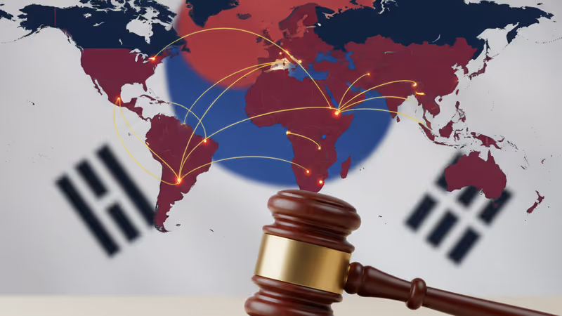 法廷の木槌と背後に見える韓国国旗のイメージ