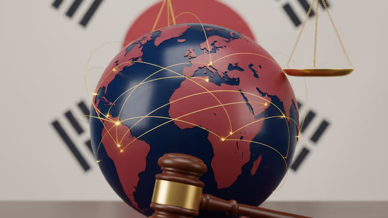 法庭上的法槌與法律典籍，象徵對尹錫悦前總統的嚴肅法律審判。