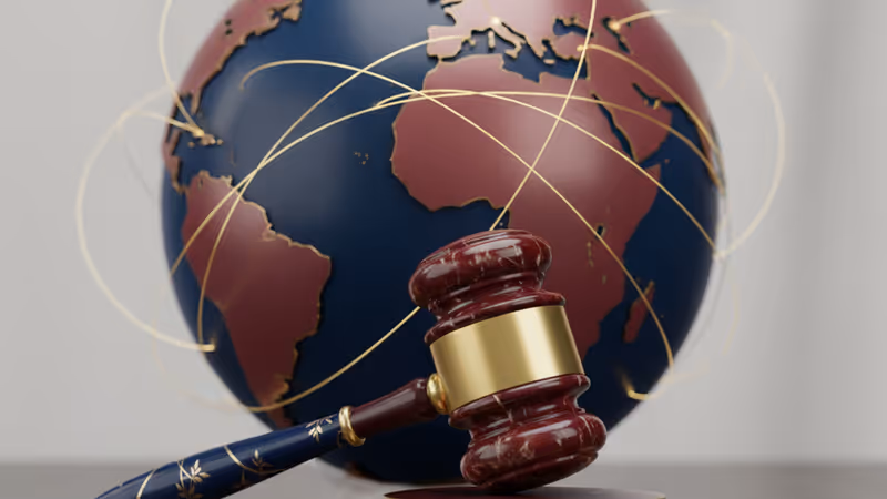 奈良地裁の法廷内をイメージした静謐な雰囲気の木製の槌（ガベル）