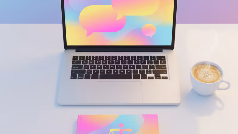 노트북 앞에 앉아 당당하게 미소 짓는 여성의 모습