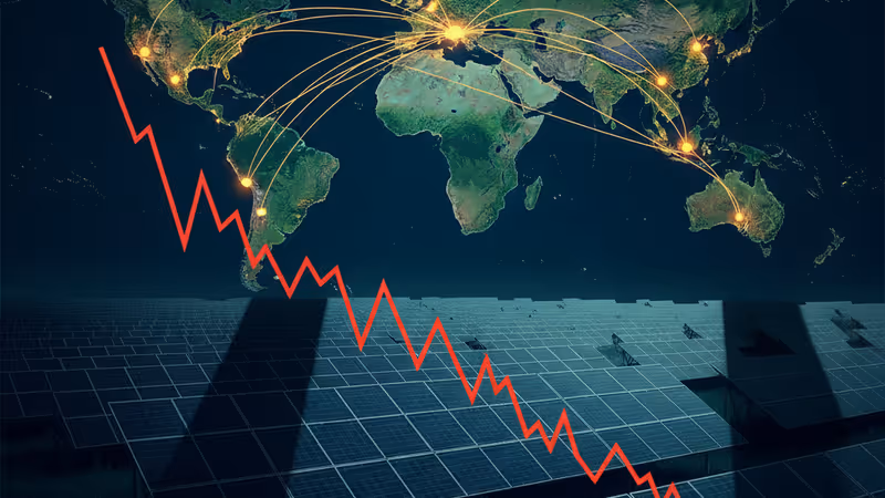 嵐のような空の下に広がる太陽光パネルと、下落する株価チャートのイメージ