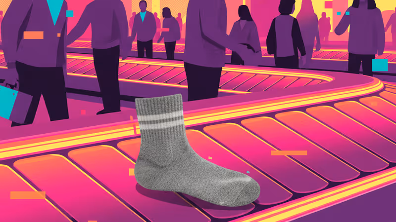 피츠버그 공항 수하물 벨트 위에 홀로 놓인 양말