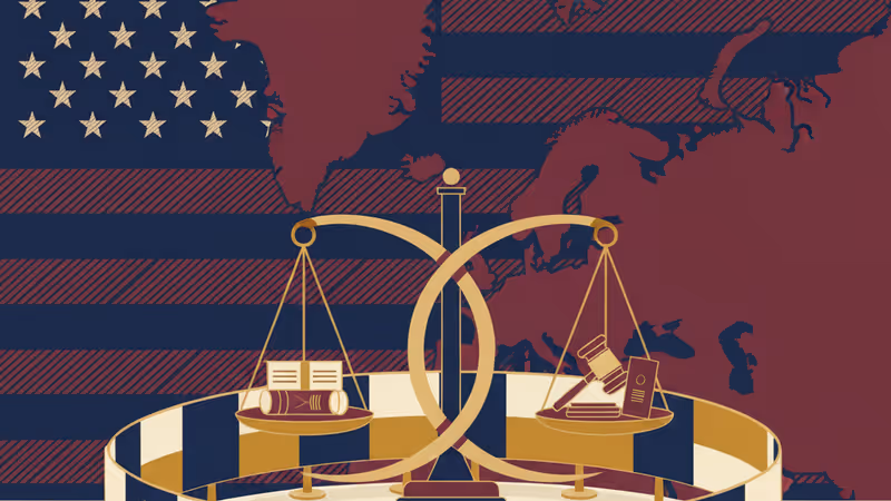 氷に覆われたグリーンランドの地図とコンパスが映る、緊迫した雰囲気の北極圏イメージ