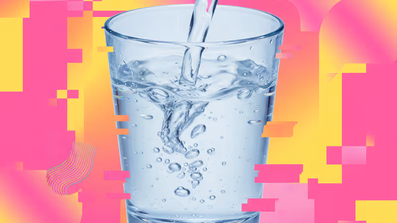 顯示美國各州自來水品質差異的地圖與一杯純淨的水